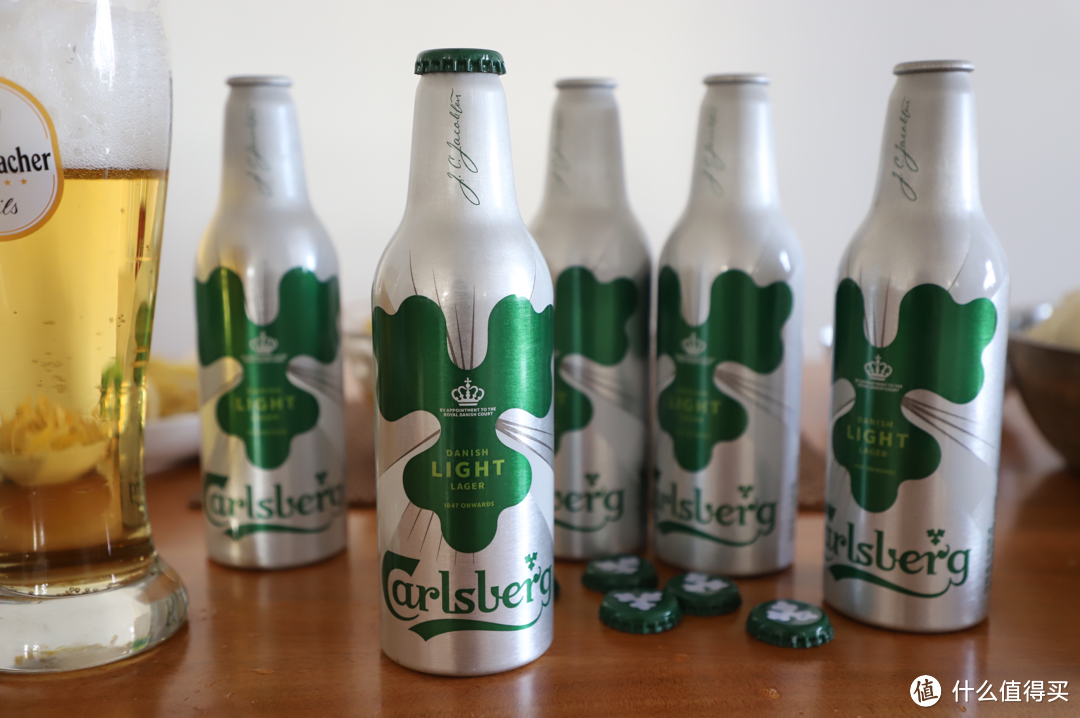 嘉士伯 Carlsberg特醇啤酒皇冠铝瓶，水啤也配四块五（的妞）？