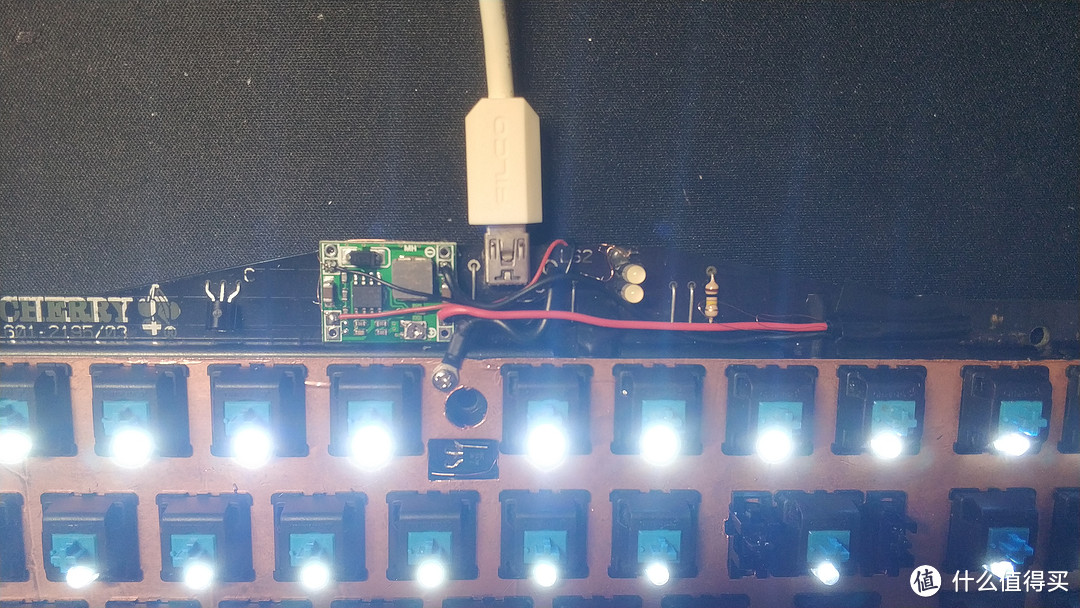 因为LED灯珠工作电压是2.9V左右，需要找个合适的位置固定降压电路板，in接USB接口附近的5V正负极，out接灯珠正负极，上电，一次OK
