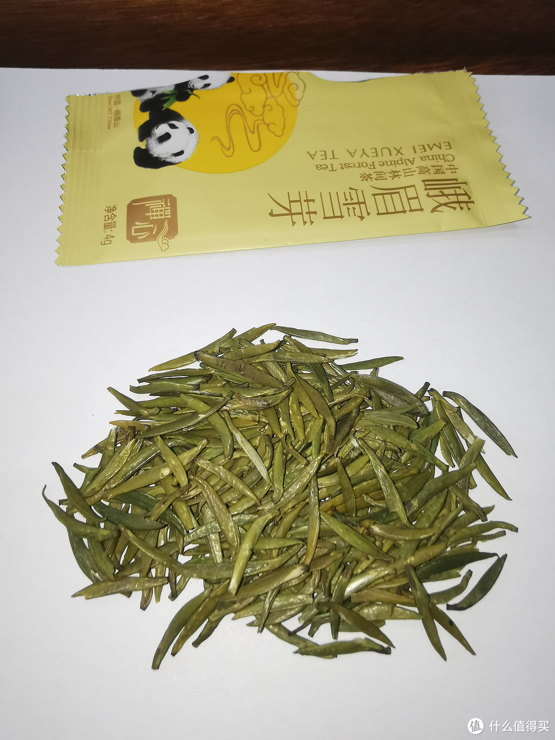 这张图可以看出竹叶青类茶的特点，基本是不保留茶毫的，而且有抛光的工艺在里面。对比四川其他区域的这类扁茶（雀舌、石花等，反正叫法很多），竹叶青更偏黄一些。
