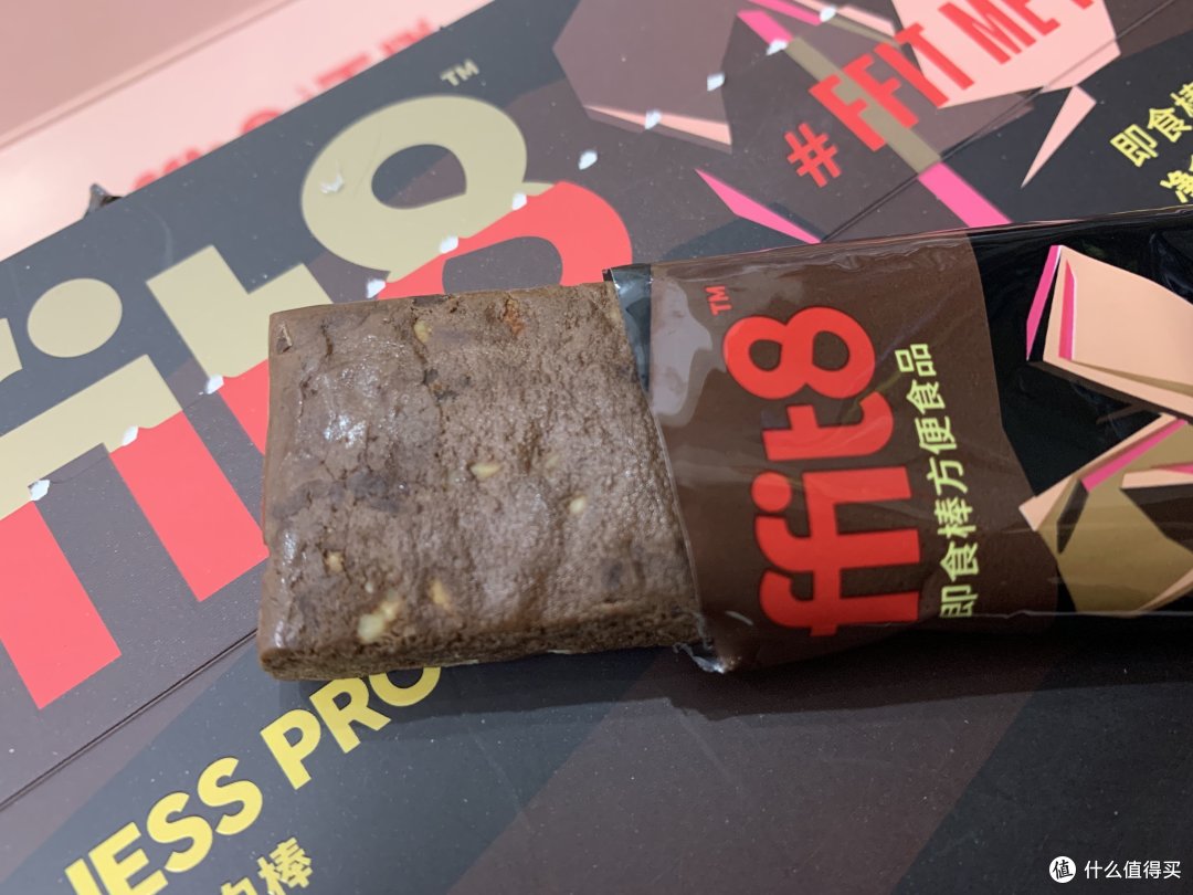 口感类似于超软版本的士力架,一口下去不会黏牙