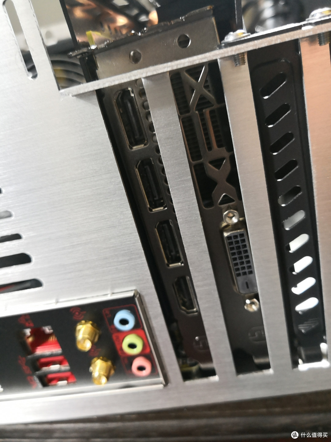 接口.由于显卡长度和机箱的限长一样,装进去的时候,稍微挤了下.