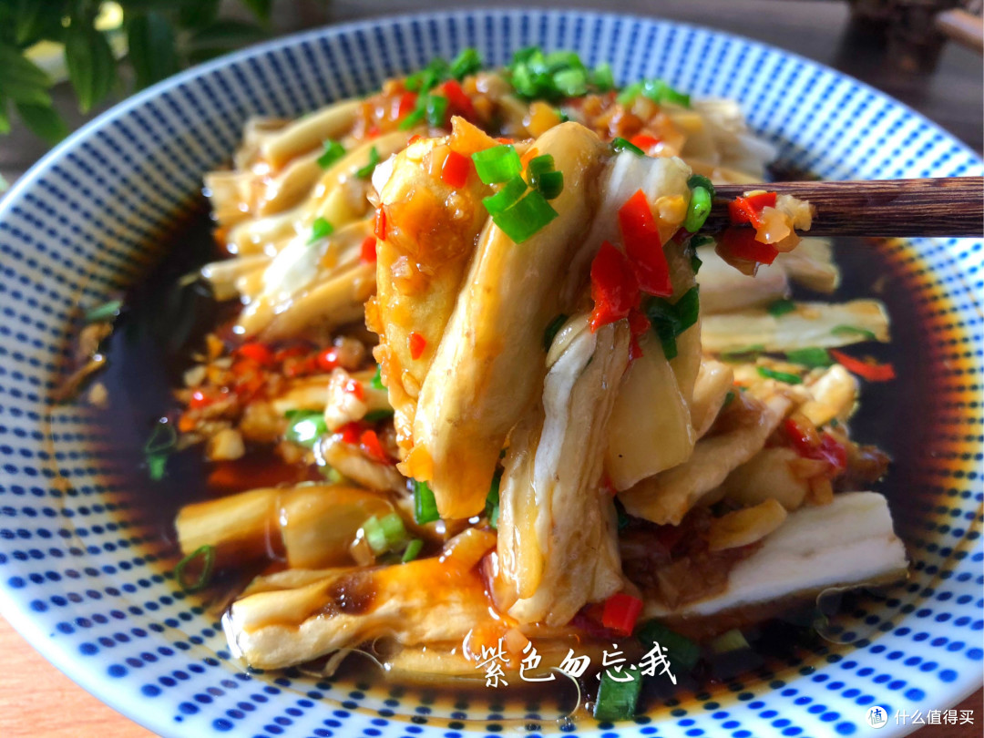 我家最近爱上茄子这做法,蒸一蒸就上桌,鲜美又下饭,快试试
