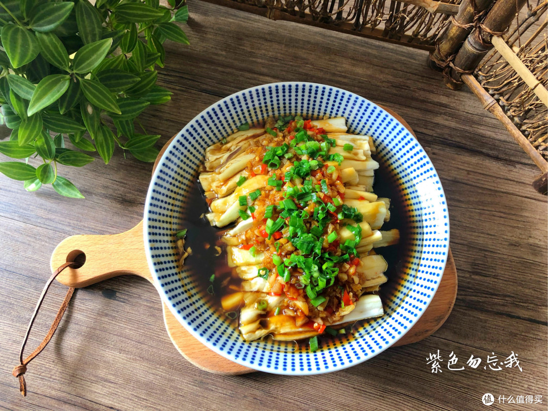 我家最近爱上茄子这做法,蒸一蒸就上桌,鲜美又下饭,快试试