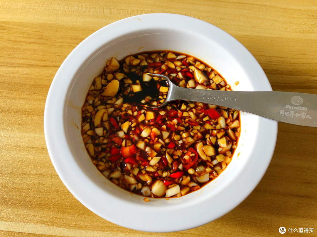 我家最近爱上茄子这做法,蒸一蒸就上桌,鲜美又下饭,快试试
