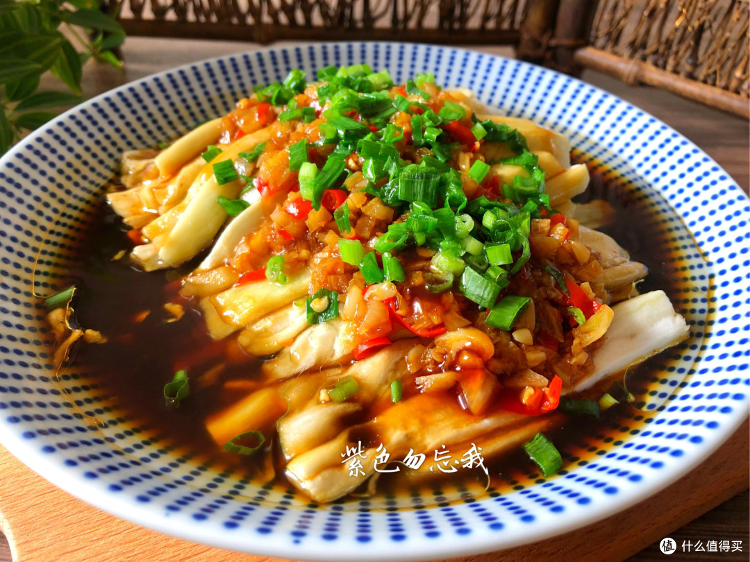 我家最近爱上茄子这做法,蒸一蒸就上桌,鲜美又下饭,快试试