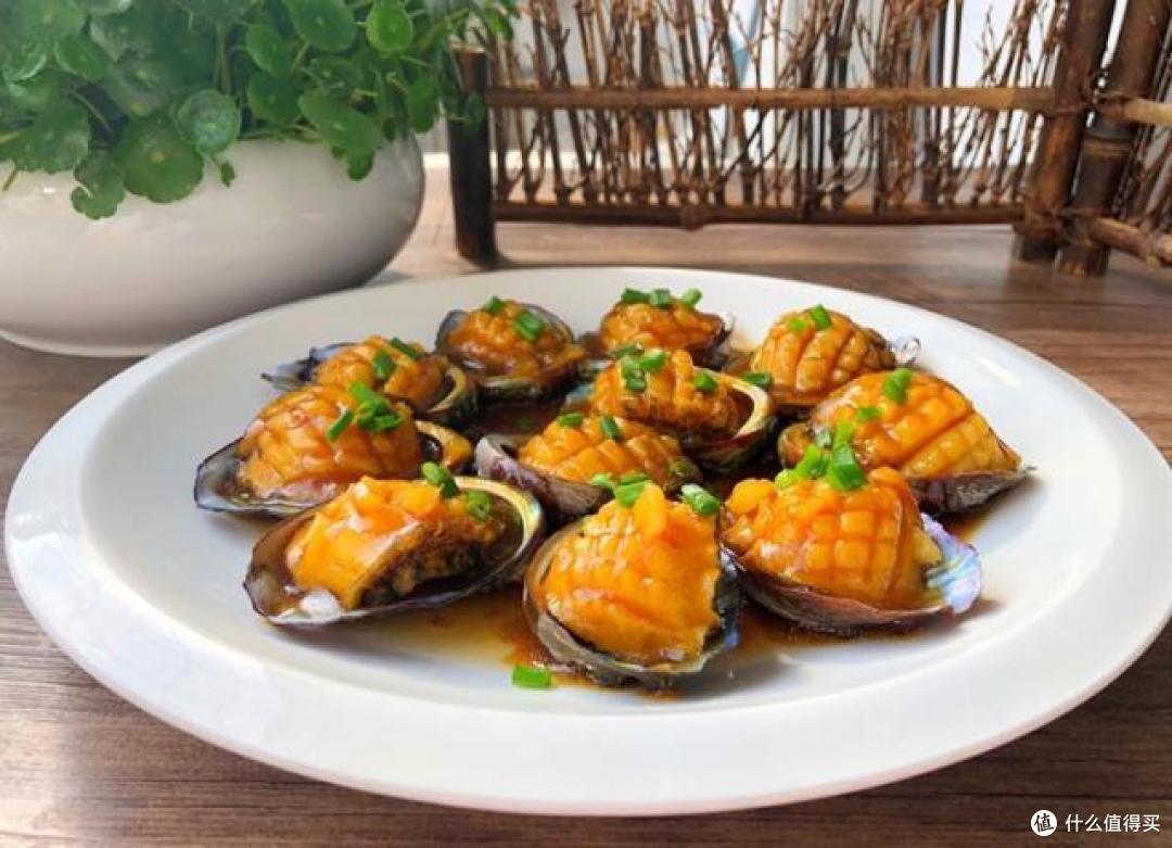 第一道菜:浇汁鲍鱼.这道菜的主要特点是肉质细嫩,味道鲜美.