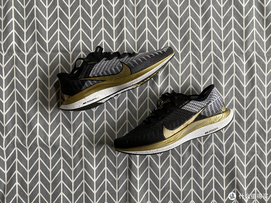 上马黑金配色的Nike ZOOM PEGASUS TURBO 2
