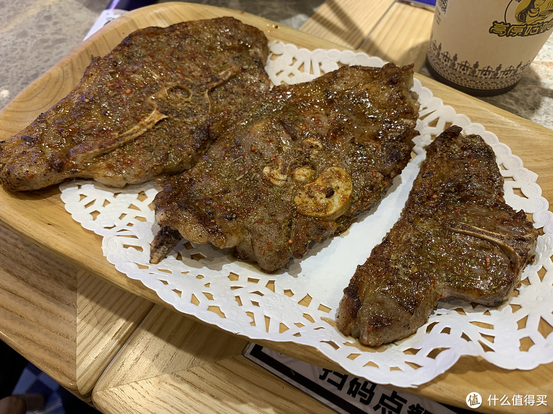 大块的烤肉串，大口吃肉，但有点骚