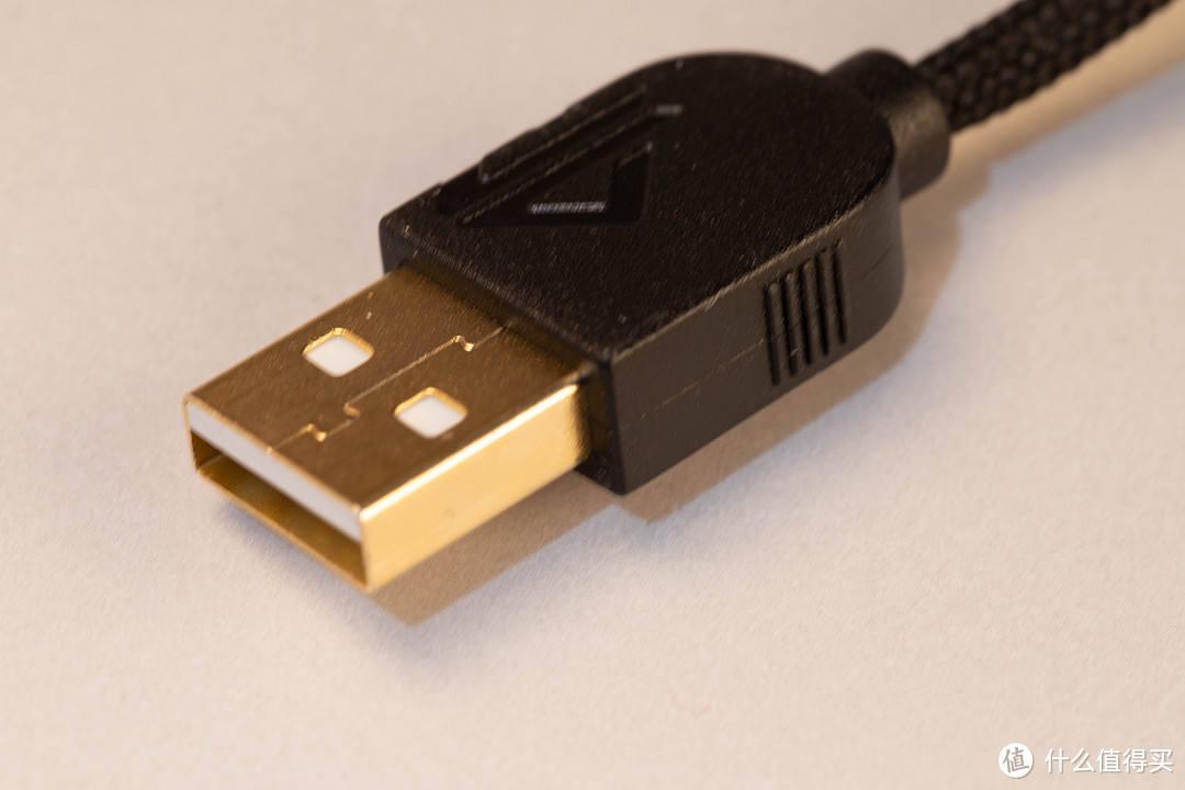 镀金外壳的USB接口，不过看到这样的接口我还是想普及一下，USB接口的外壳仅做接地，镀金与否对数据传输没有任何影响，反而因为生锈难看，USB外壳镀金是比不上镀镍好的