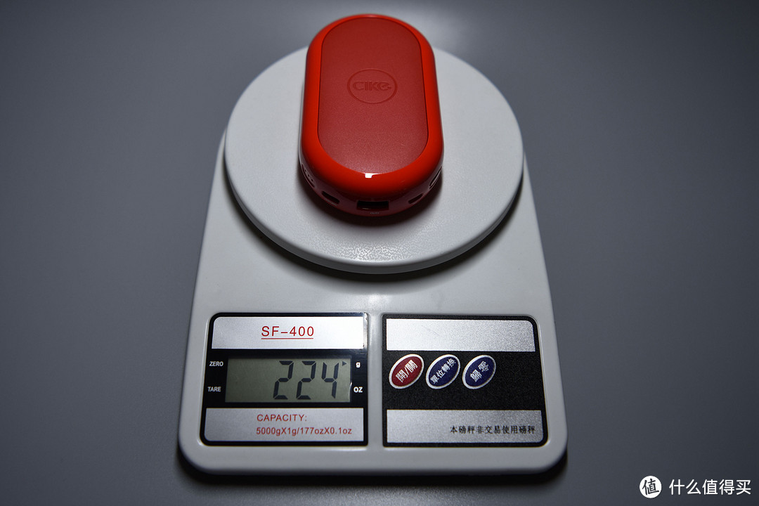携带重量为224g。比粗粮一万毫安时的慢速充电宝还小37g。
