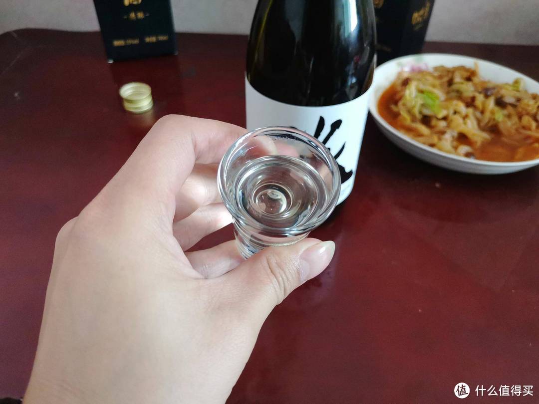 一个人在家喝白酒图片