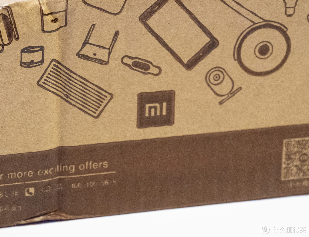 这个应该是小米定制的快递包装盒，上面有mi的logo