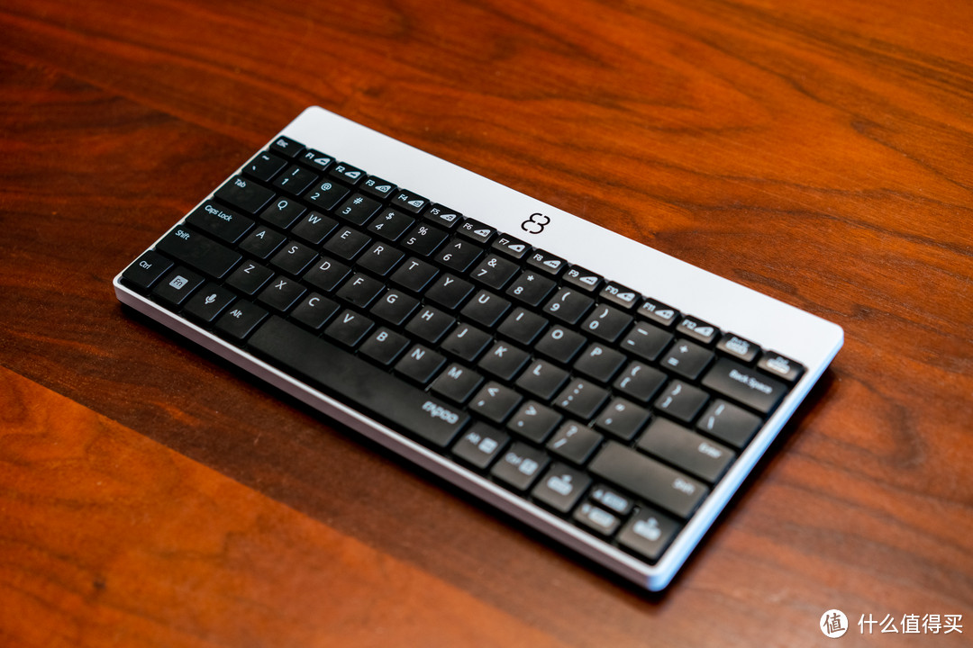 键盘和鼠标白色外壳部分都是磨砂塑料，非常有爱，但按键不是磨砂质感，类似笔记本巧克力键盘那种的质感