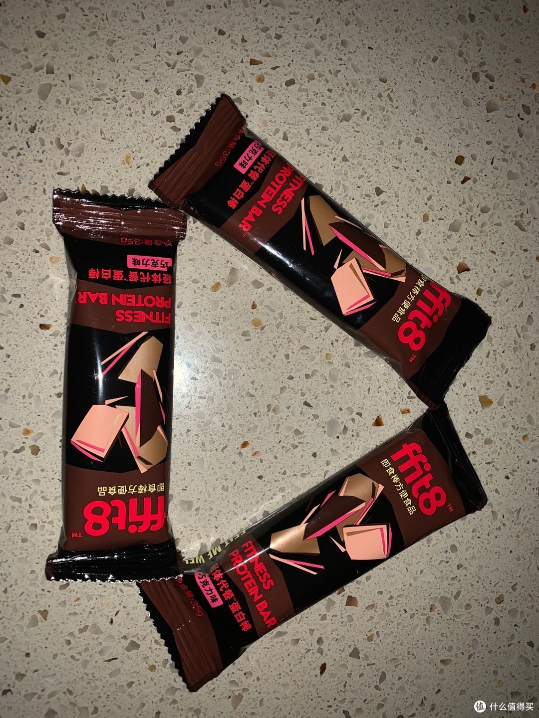 再来个手拉手让世界更美好的造型。