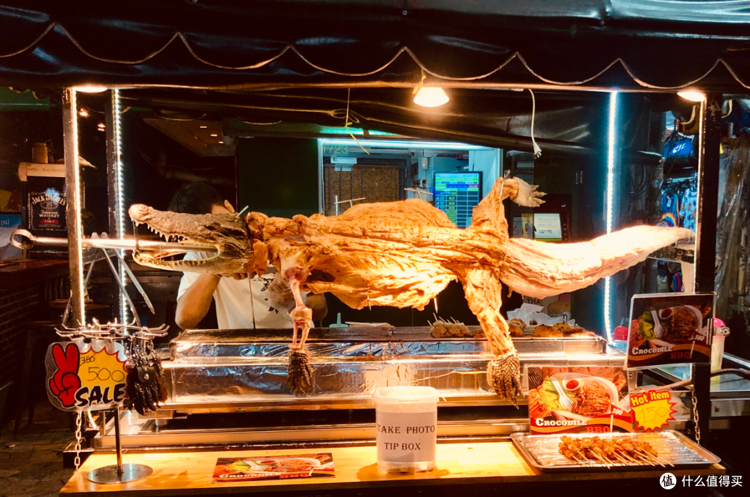 很有视觉冲击力的烤鳄鱼肉