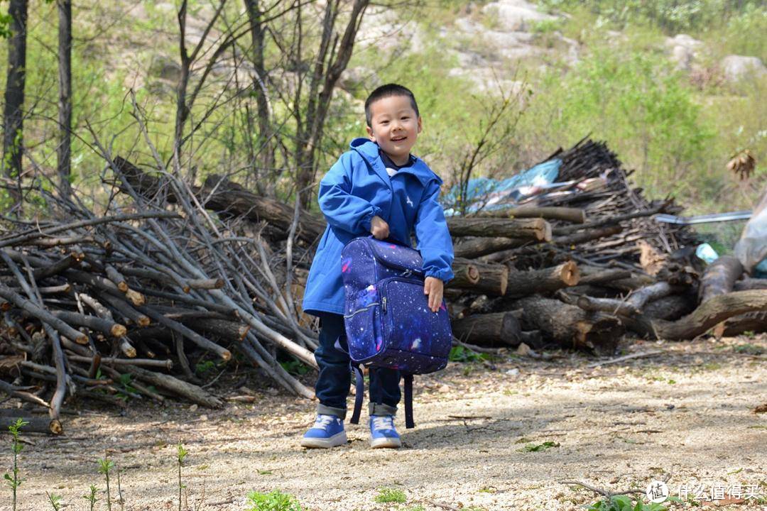 送儿子的第一款书包，颜值与实力共存，小扬炫彩抑菌书包评测