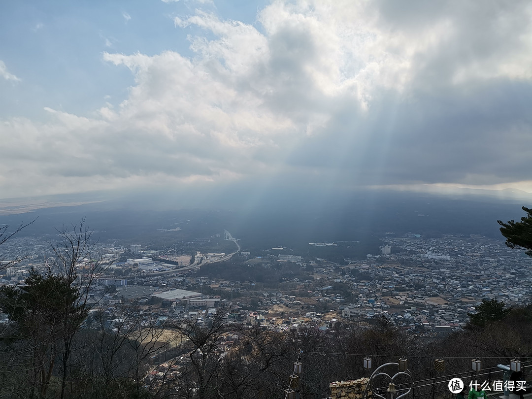 云层厚重的地方就是富士山