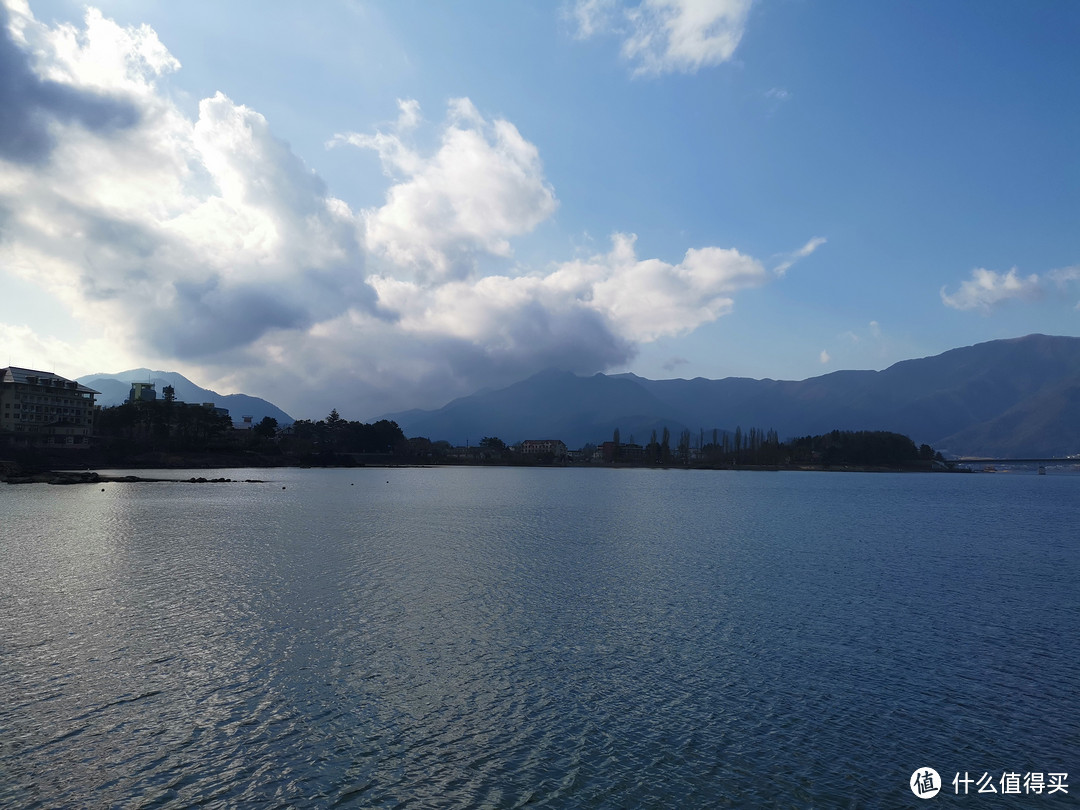 被云挡住的就是富士山