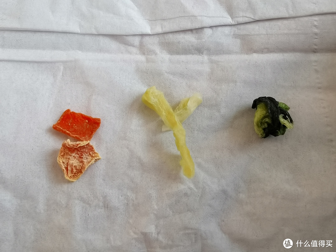从左至右：胡萝卜、包菜、上海青