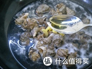 海螺水煮原汁原味，配上蘸料鲜极了