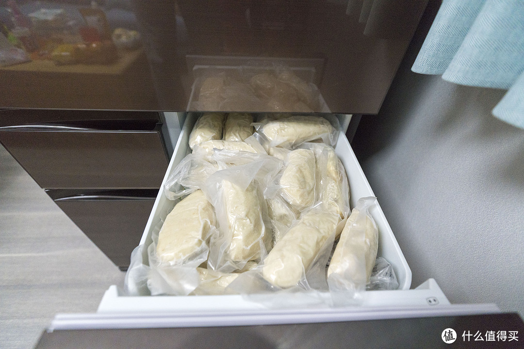 热物急冻的抽屉，平时也没有放热物进冰箱的习惯，放满了温州鱼饼，极好吃。