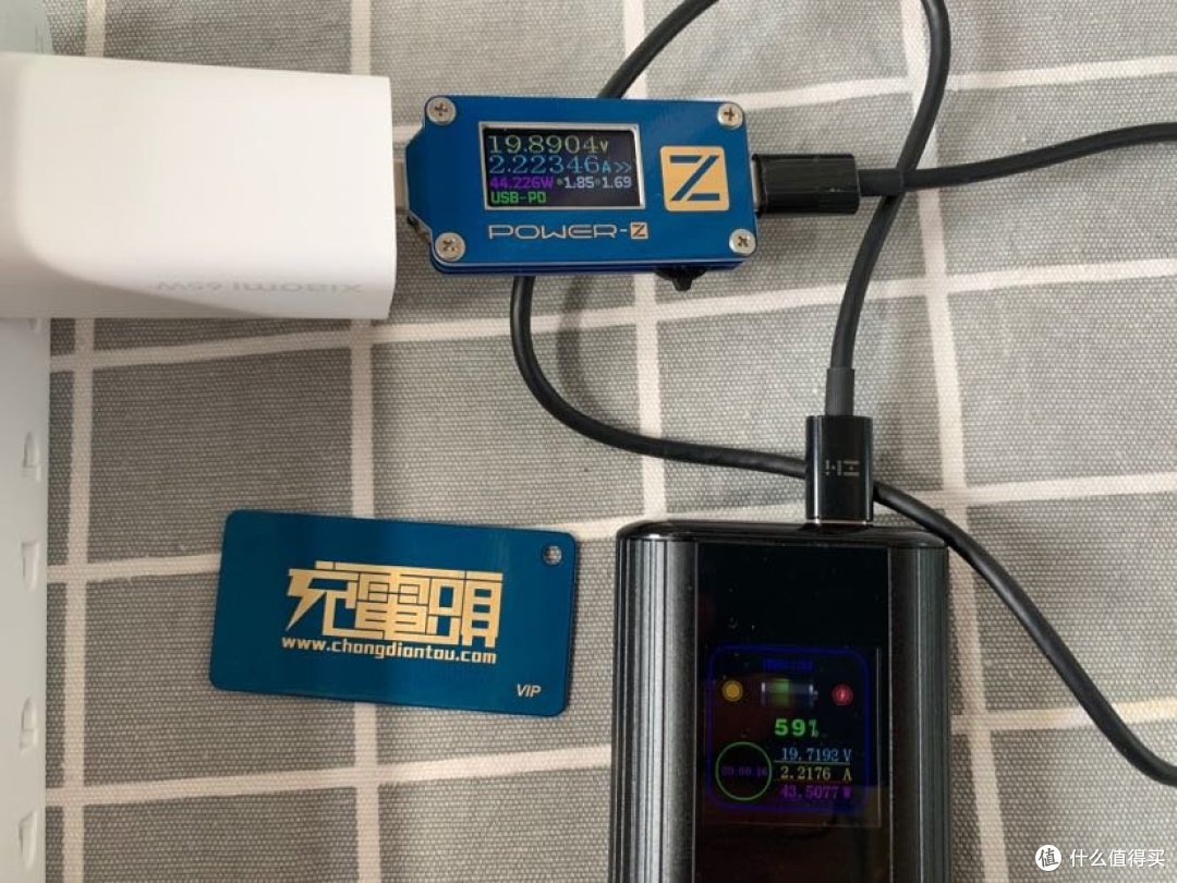 小米65w氮化镓充电器用USB-C输入口对HENGLISAM 45W PD双向快充移动电源进行充电