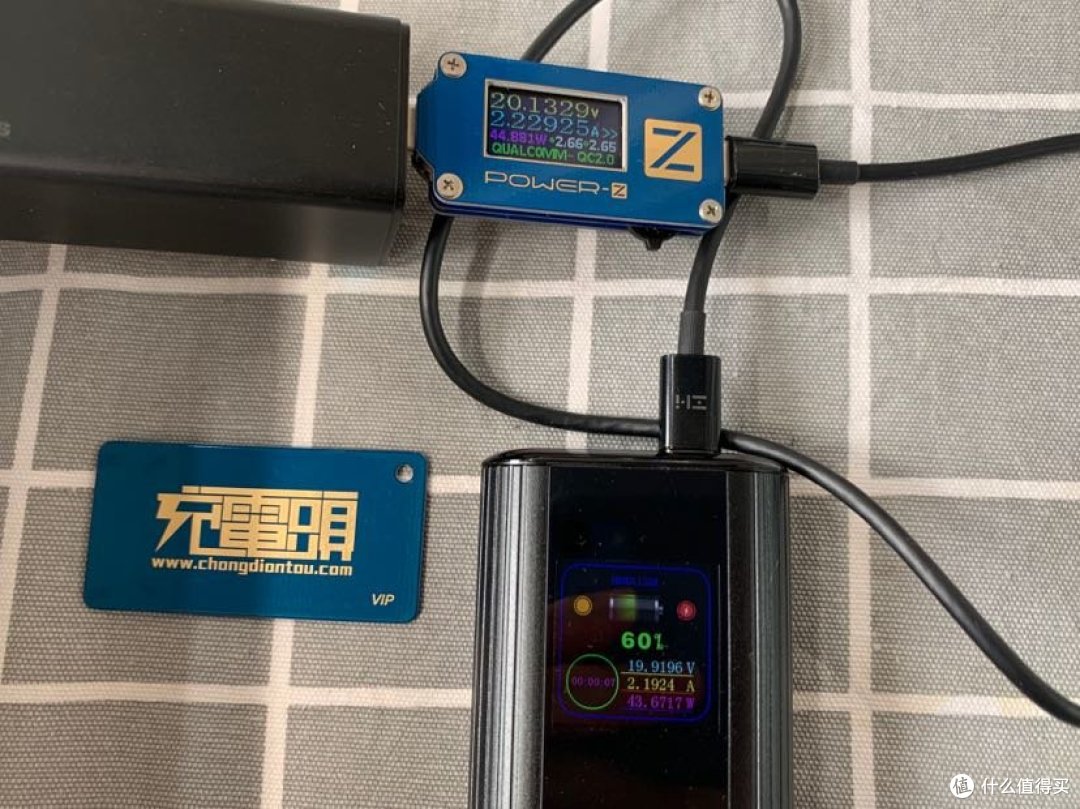 65w倍思氮化镓充电器用USB-C输入口对HENGLISAM 45W PD双向快充移动电源进行充电