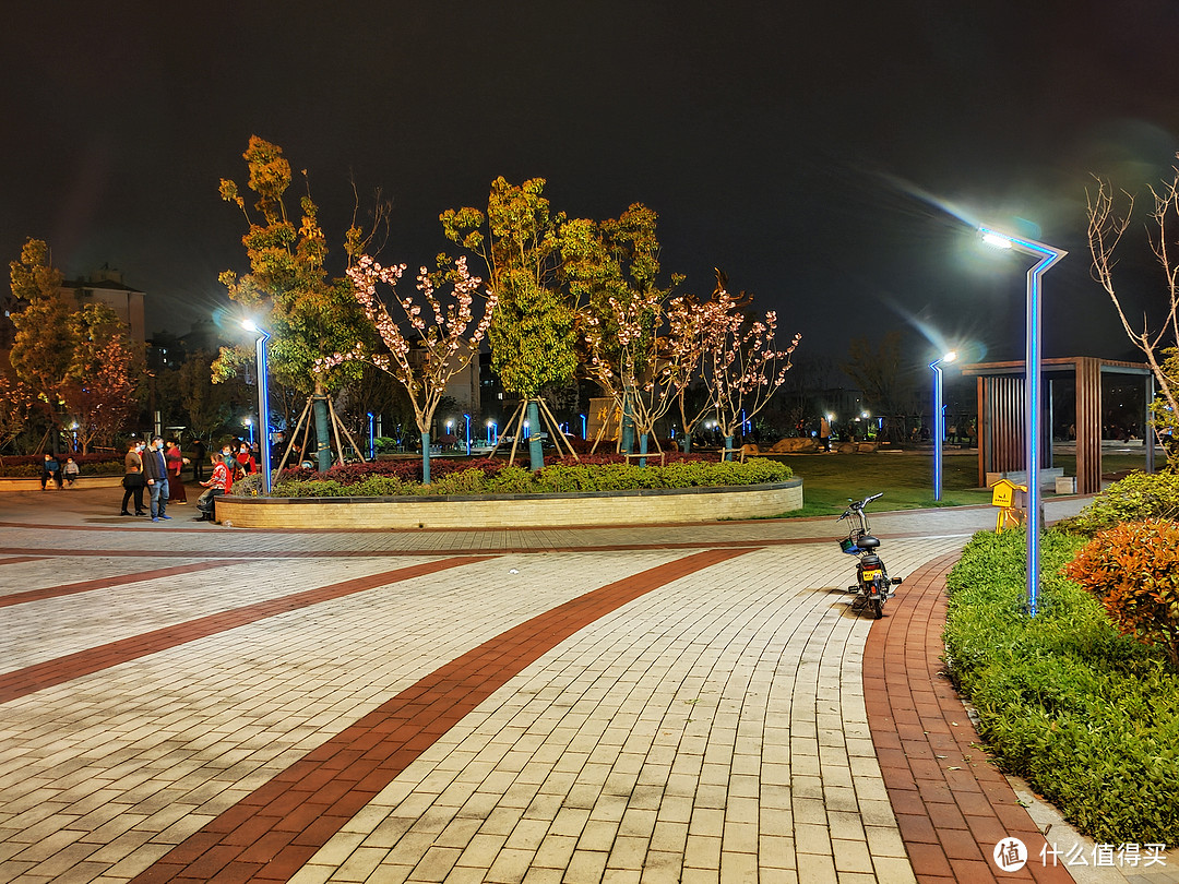 夜景：广场舞大妈