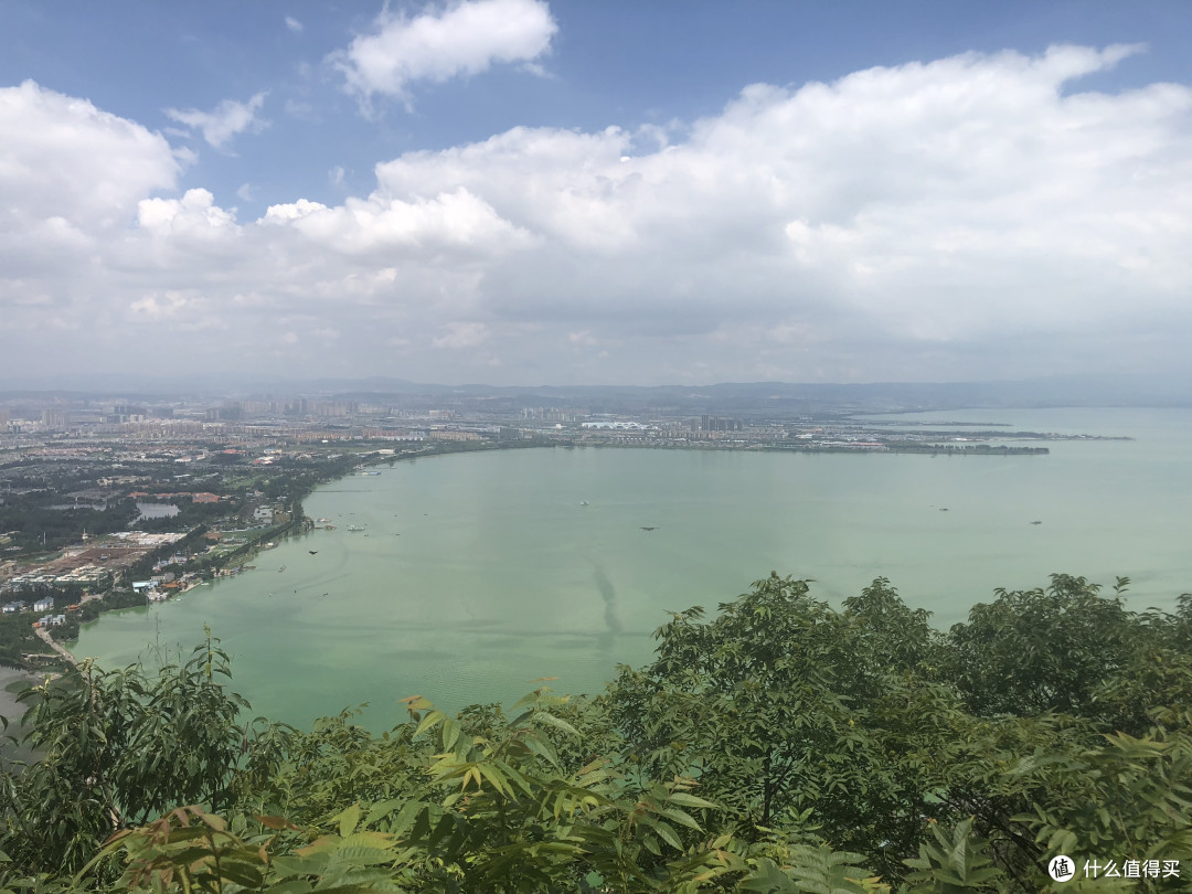 (上山索道上看到的滇池)