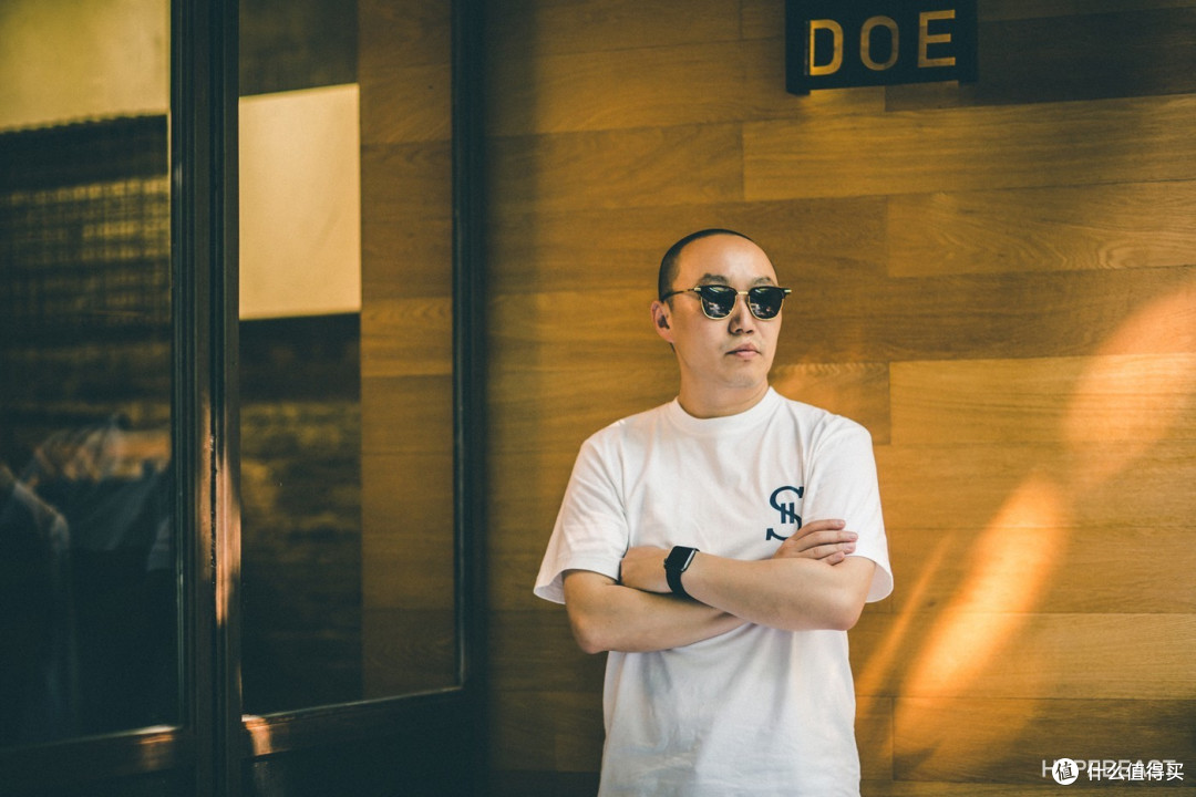 照片来自HYPEBEAST，上海街头潮流店铺和品牌DOE老板Himm Wonn 王秉义，之前是摄影师、设计师、也是国内早期街头文化纸质杂志《URBAN》创立者