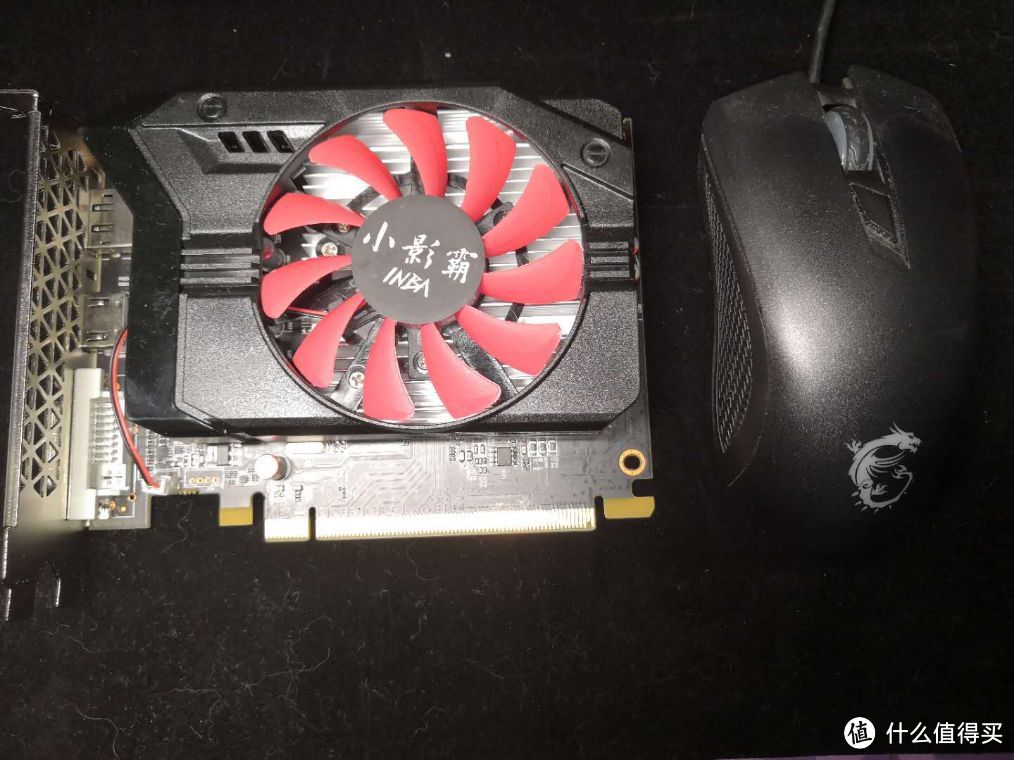 300入手鼠标大小的全新4G显卡,吃鸡中特效60帧无压力