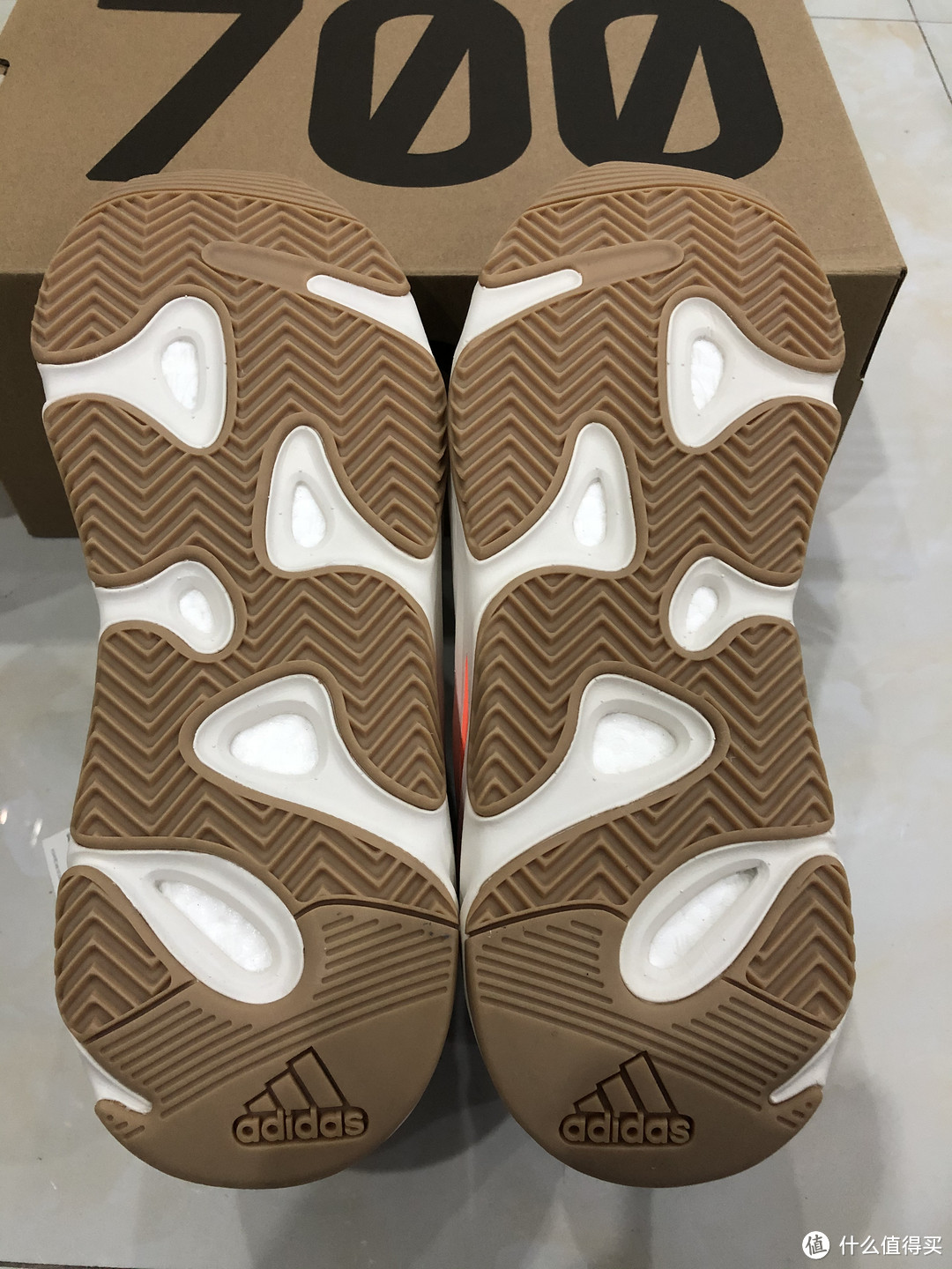 鞋底一整块的不规则生胶底,可以看到中底boost的露出,底部依然是有