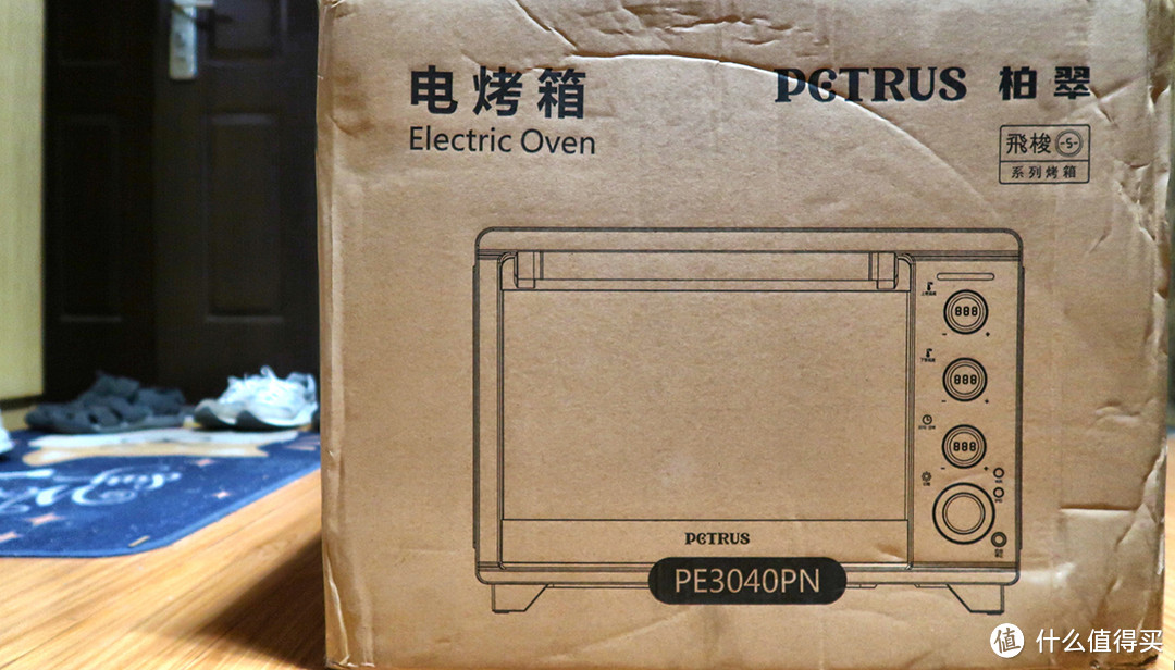 先爆照~烤箱的包装箱挺大,妹子抱住有点吃力一打开,里面还有一层纸箱