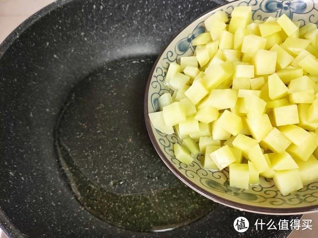 教你土豆新做法,不炖不烤也不炸,2块钱做一盘,连吃3天也不腻
