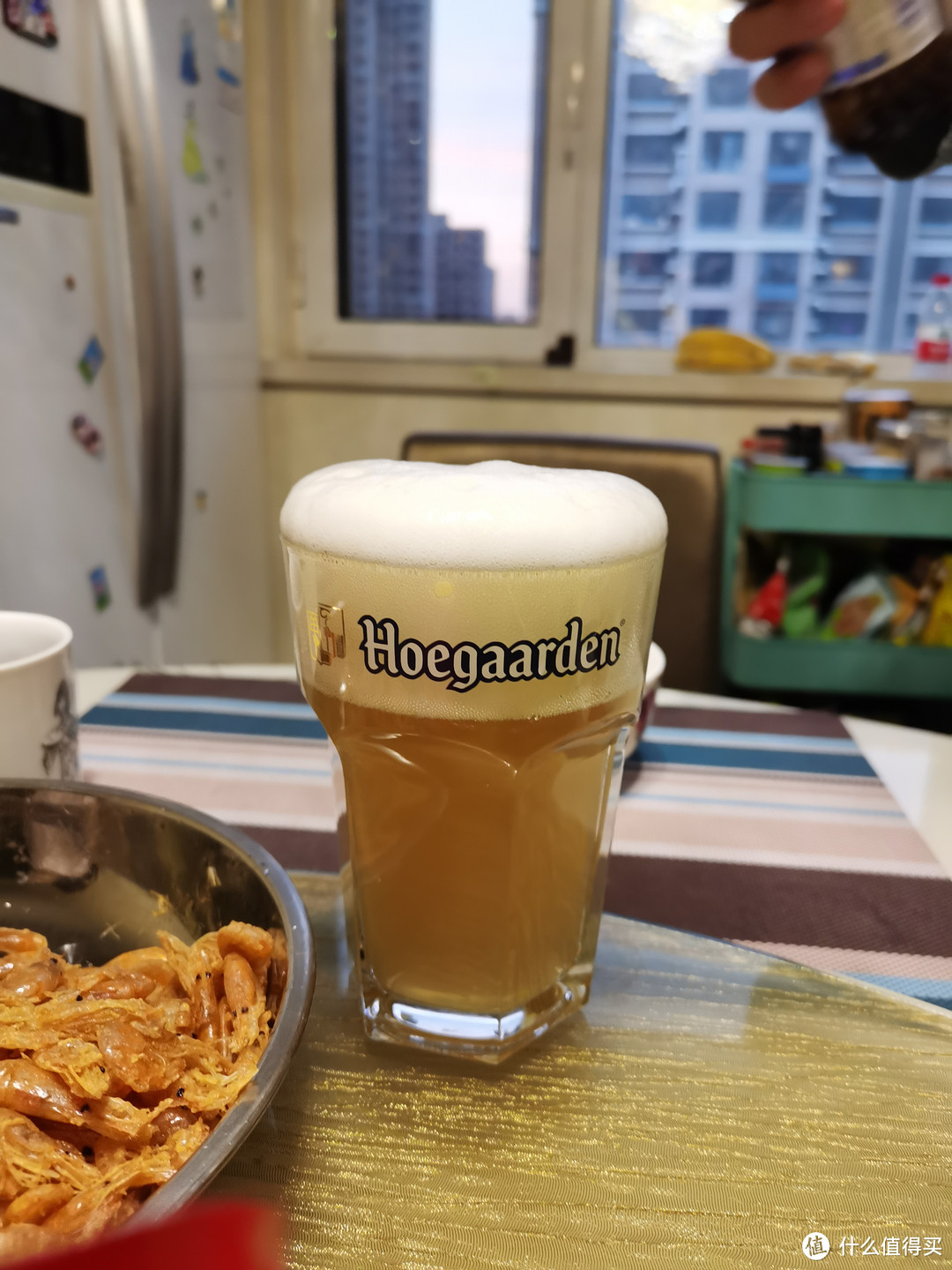瓶中酒全部倒出,泡沫细腻洁白。