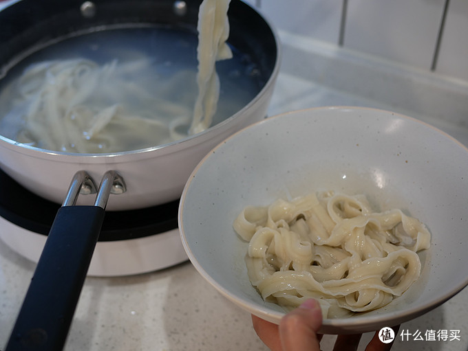 踏青归来，用一碗油泼刀削面来慰劳自己