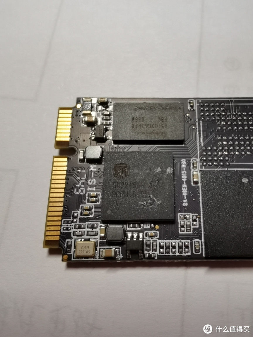 SM2246EN，说是慧荣的主控芯片。