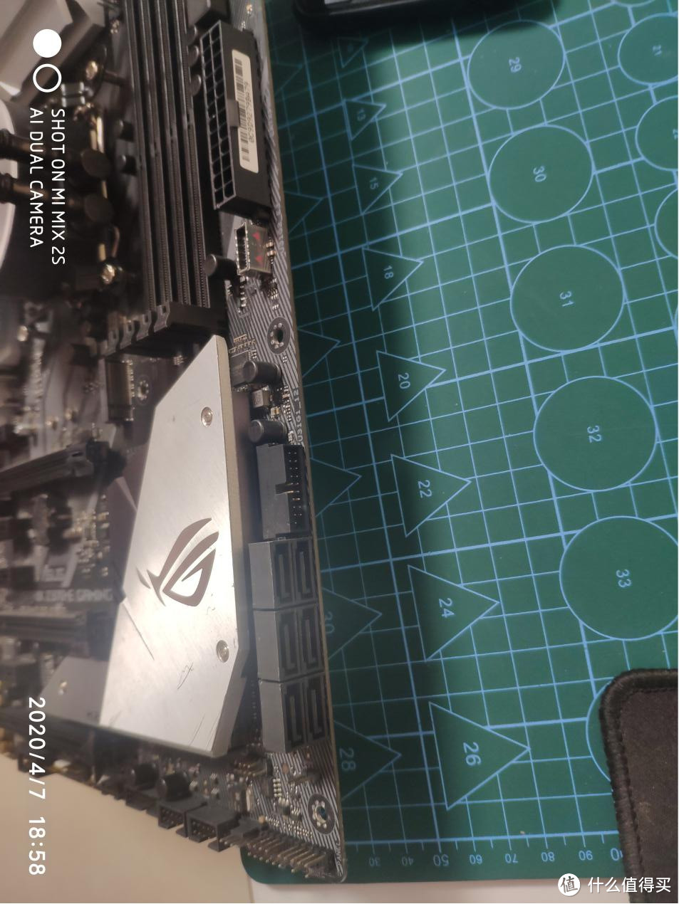 这是我手中的另一块华硕ROG STRIX Z370-E GAMING 主板，这个USB的插口也没法用了