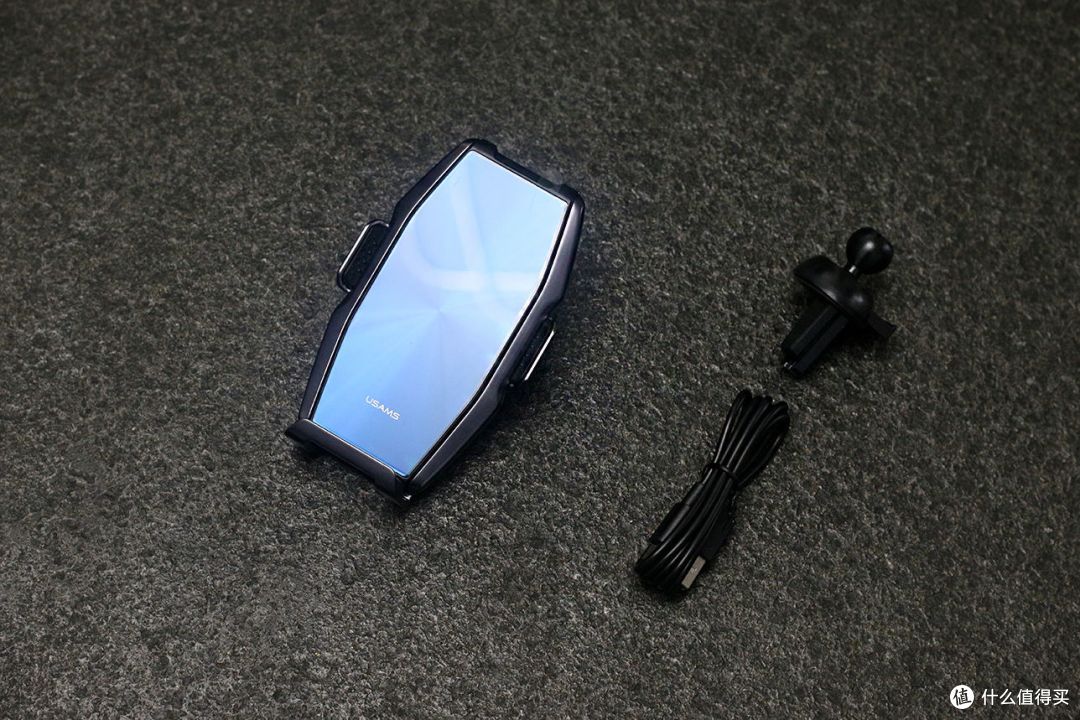 炫酷造型 贴心体验——USAMS优胜仕战甲无线充车载支架