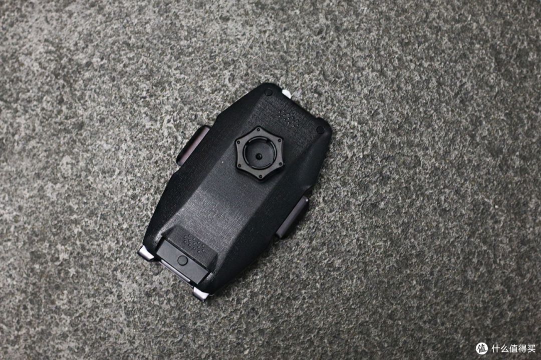 炫酷造型 贴心体验——USAMS优胜仕战甲无线充车载支架