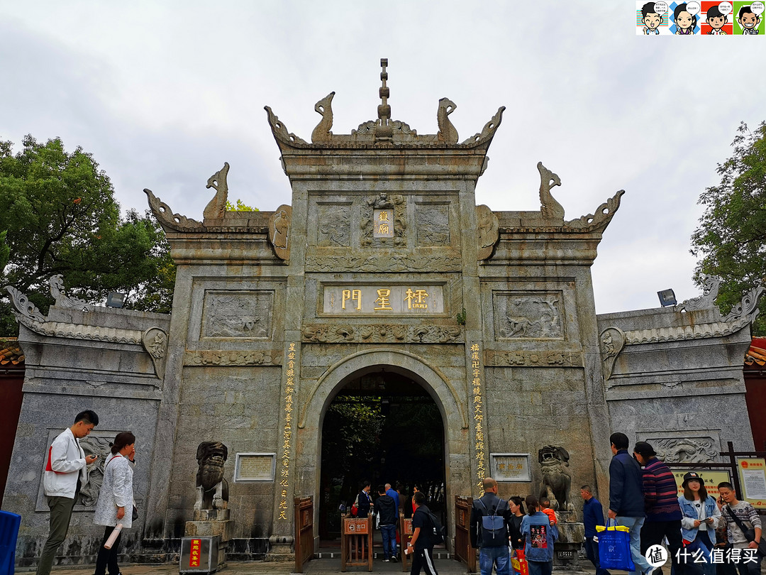 第一进是正门，也叫棂星门，花岗石砌四柱五楼牌坊式，前有寿涧桥，后有放生池，牌坊上竖额刻“岳庙”，三龙盘边。门前有一对石狮子，姿态雄伟。