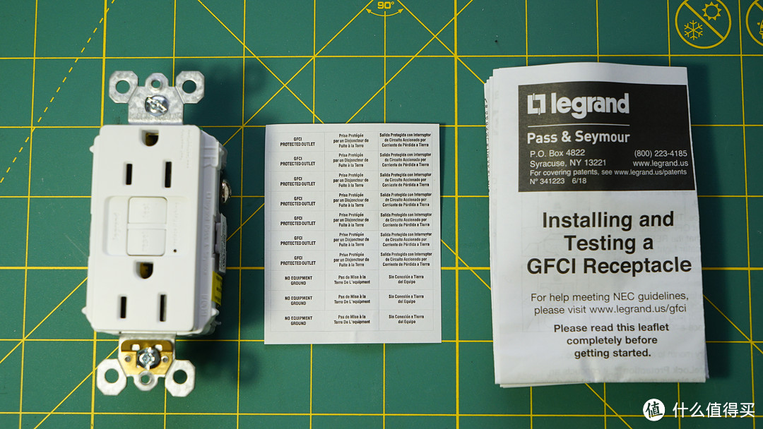 GFCI的包装就多了点东西，包括安装说明书和一排贴纸用于表明此插座为GFCI漏保插座