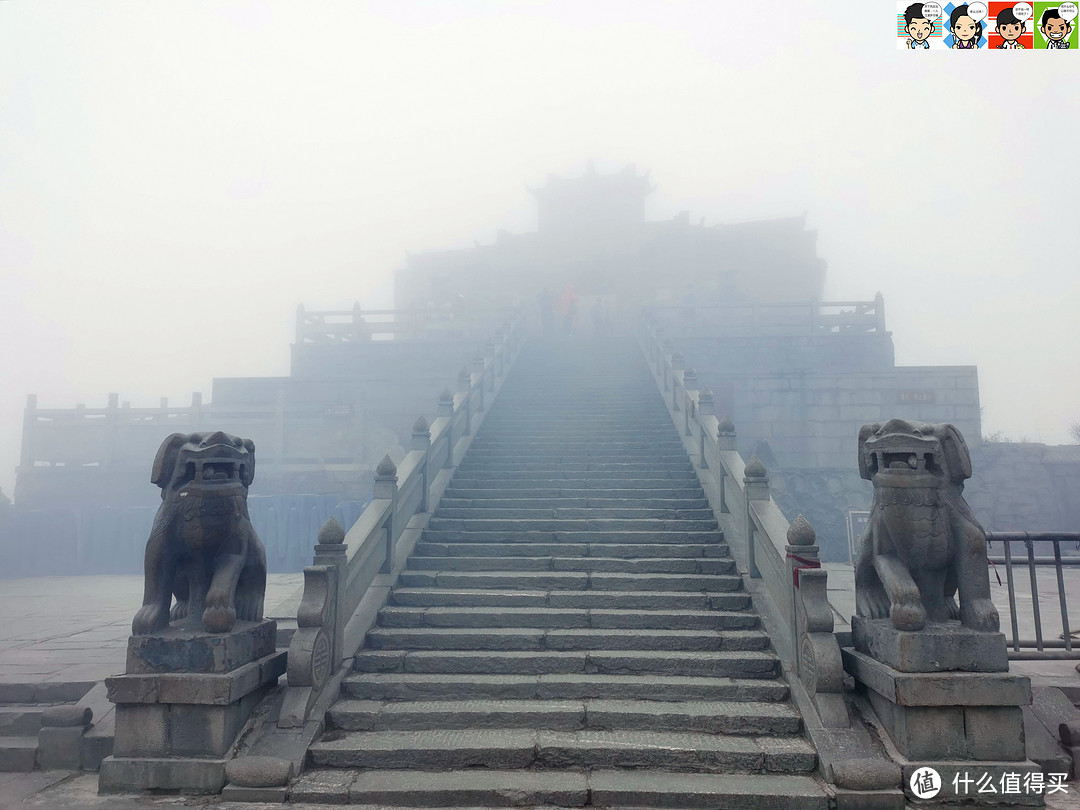 万丈祝融拔地起，