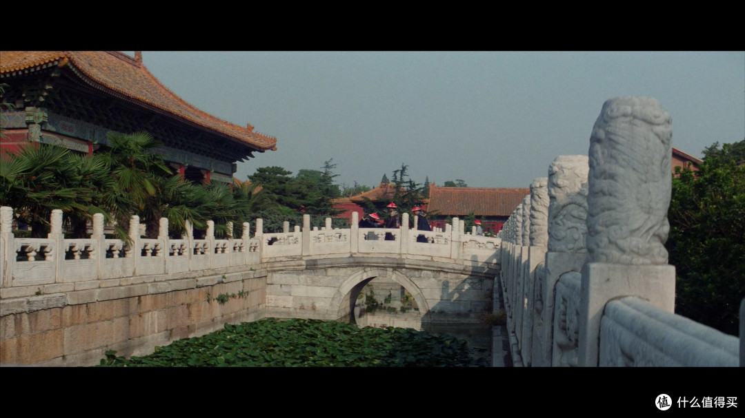 黄飞鸿在三笑楼摆局的同时,十三姨发现会馆里堆放了很多损坏的狮头,黄