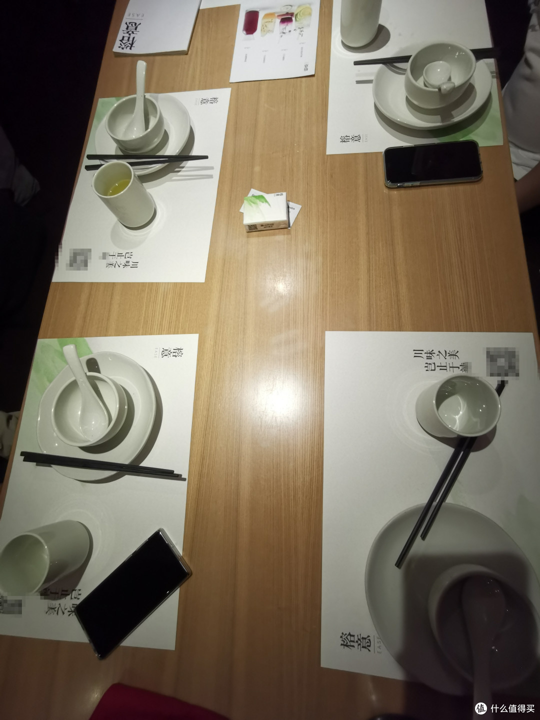这是就餐的桌子和餐具,比较的简约