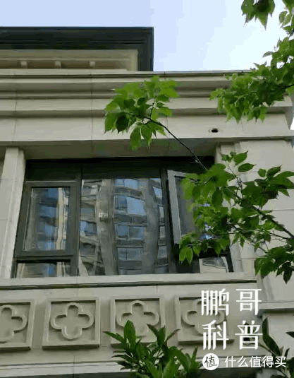 装窗后玻璃看起来会像「哈哈镜」