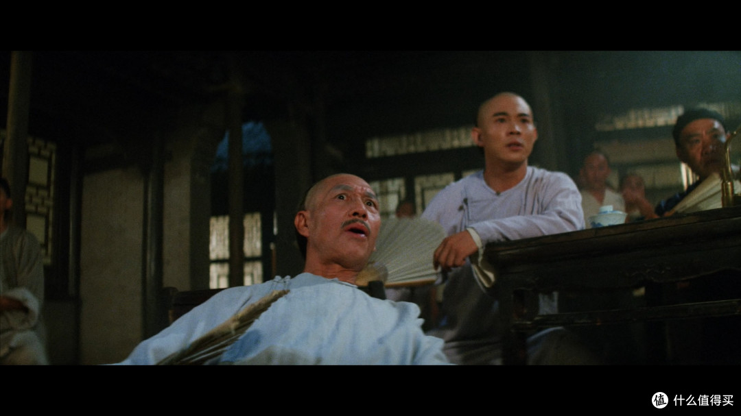 赵天霸立时变了一副嘴脸,邀请黄飞鸿父子明晚到三笑楼一聚