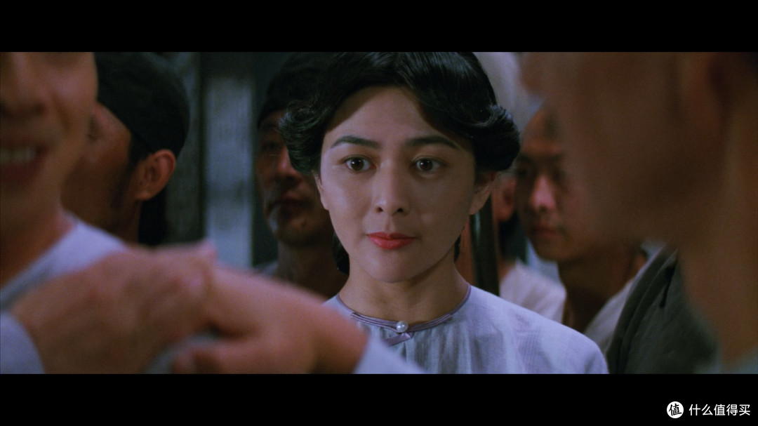 赵天霸立时变了一副嘴脸,邀请黄飞鸿父子明晚到三笑楼一聚,解开双方的