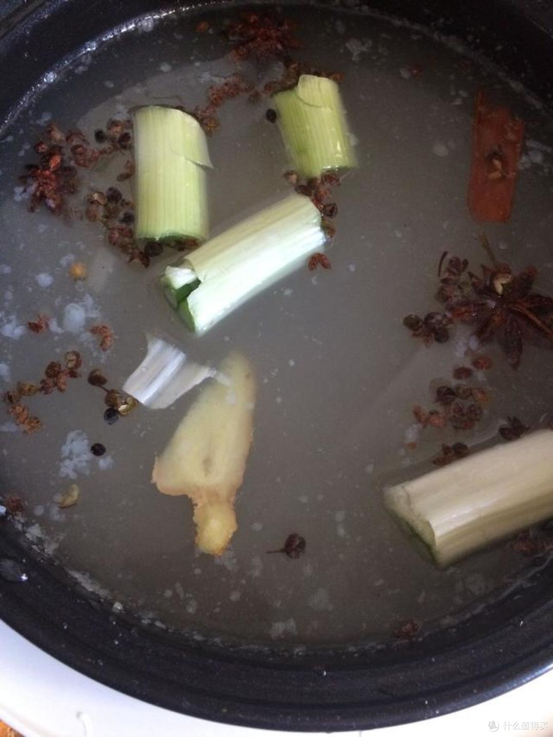 自己做的骨汤肉皮冻,特别有嚼劲,满满的胶原蛋白!