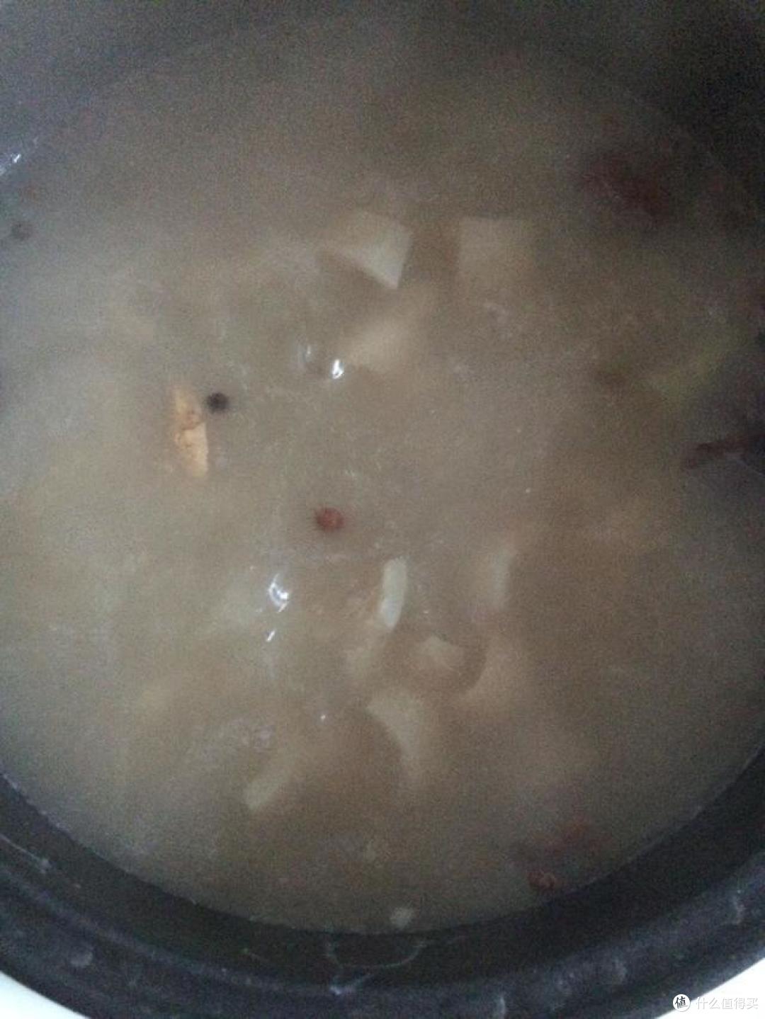 自己做的骨汤肉皮冻,特别有嚼劲,满满的胶原蛋白!